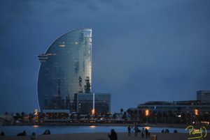 En su interior cuenta con 26 plantas, 473 habitaciones y suites con vista panorámica hacia el mar y a la ciudad. Es un lugar muy concurrido y uno de los más fotografiados de la playa la Barceloneta.