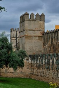 La Muralla de Sevilla, tenía una logitud de 7 kilómetros, con 166 torres, 6 postigos y 13 puertas 