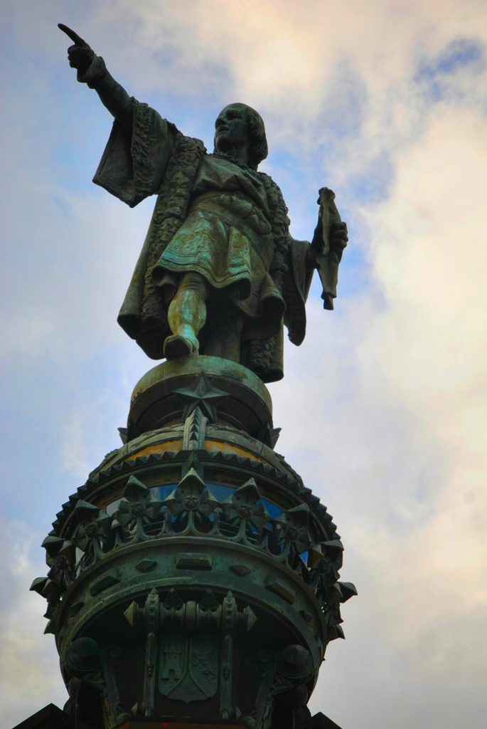 En su inauguración se decía que el Monumento a Colón, señalaba con su dedo de 50 centímetros hacia América 
